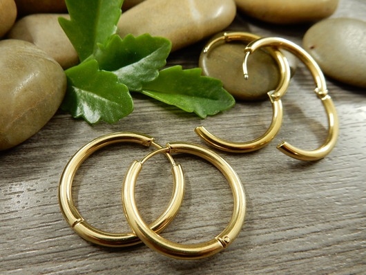 Korvakorurengas huggie,  25x2.5mm, kulta/ PVD/ rst, 1pari