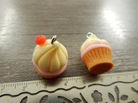 Kuppikakkuriipus, 26x17mm, moniväri, 1kpl