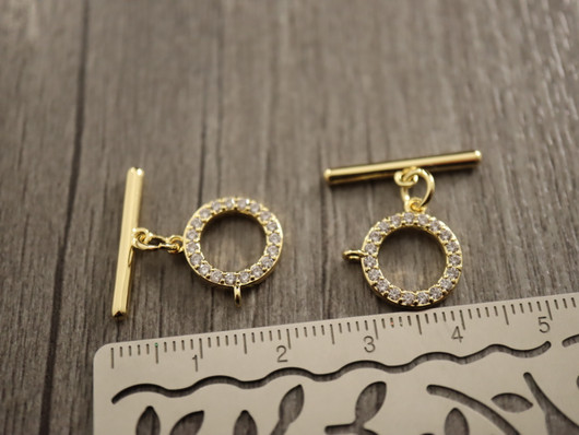 Salpalukko strasseilla, 19x4x2mm, 18K/ kulta, 1setti