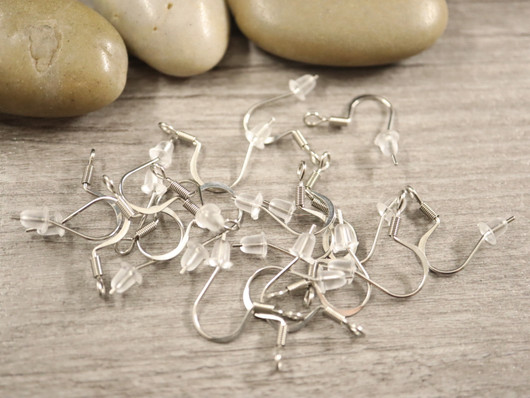 Korvakorukoukku+ tausta, käännetty lenkki, 18x18mm, rst, 10paria