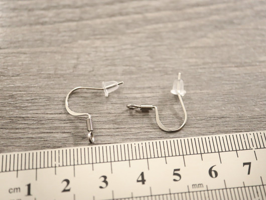 Korvakorukoukku+ tausta, käännetty lenkki, 18x18mm, rst, 10paria
