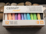 Cernit pastel, 12x 25g, 12 eri väriä, 1kpl POSTIPAKETTI TOIMITUS