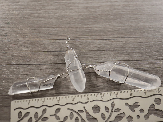 Kristalliriipus vuorikvartsi, n.25-32x7-10mm, kirkas, 1kpl