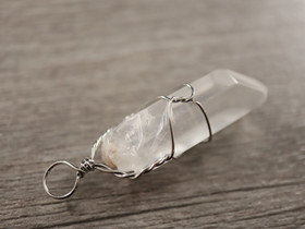 Kristalliriipus vuorikvartsi, n.25-32x7-10mm, kirkas, 1kpl