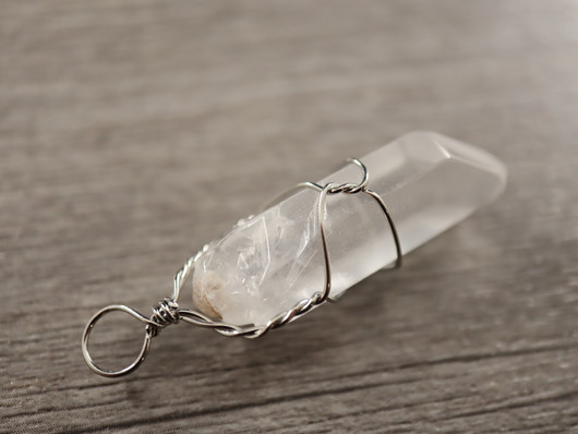 Kristalliriipus vuorikvartsi, n.25-32x7-10mm, kirkas, 1kpl