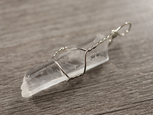 Kristalliriipus vuorikvartsi, n.25-32x7-10mm, kirkas, 1kpl