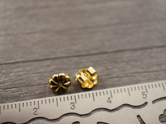 Korvakorun tausta kukka, 6x3.5mm, 18K kulta, 10kpl