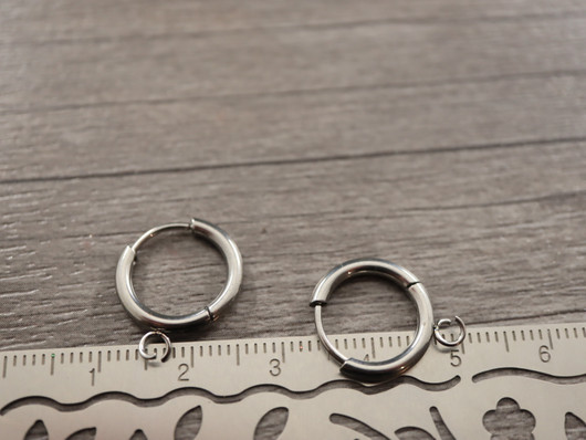 Korvakorurengas lenkillä huggie , 17x14x2mm, rst, 1pari