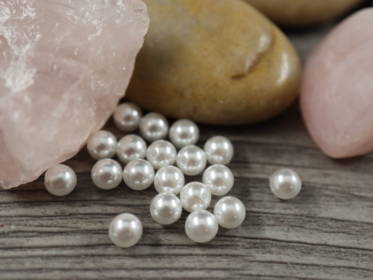 Akryylihelmi puoliporattu, 5mm, valkoinen, 20kpl