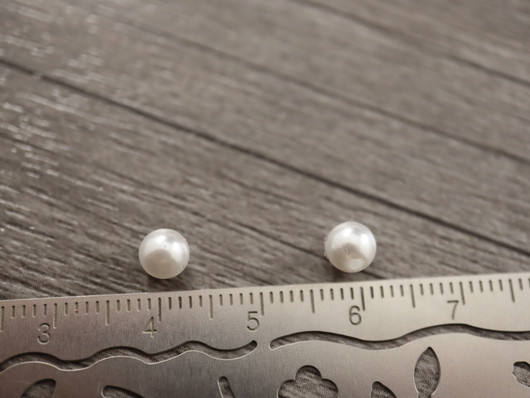 Akryylihelmi puoliporattu, 5mm, valkoinen, 20kpl