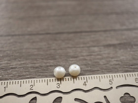 Helmiäislasihelmi, 4-5mm, valkoinen, 20kpl