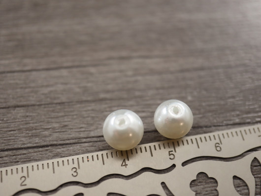 Akryylihelmi puoliporattu, 8mm, valkoinen, 20kpl