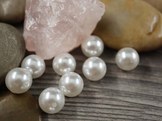 Akryylihelmi puoliporattu, 10mm, valkoinen, 20kpl