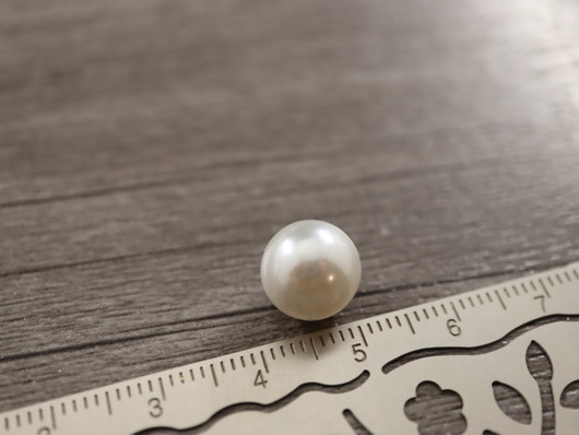 Akryylihelmi puoliporattu, 10mm, valkoinen, 20kpl