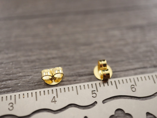 Korvakorun tausta, 4.5x5.5mm, 18K/kulta/rst, 10kpl