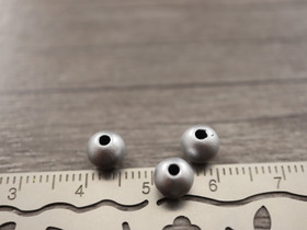 Akryylihelmi, 6mm, mattahopea, 20kpl