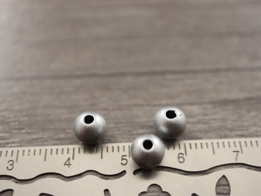 Akryylihelmi, 6mm, mattahopea, 20kpl