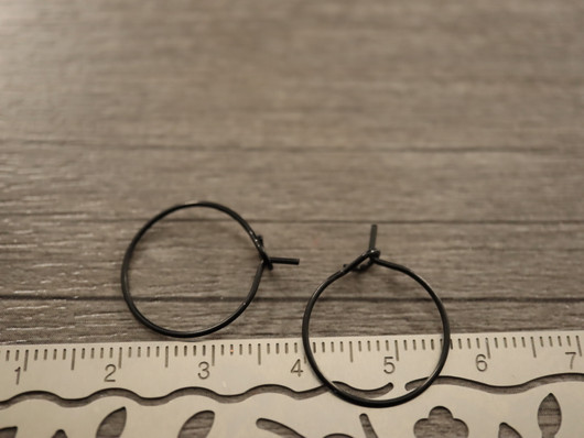 Korvakorurengas, 16x0.7mm, musta/rst, 1pari