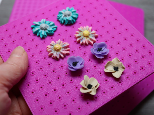 Nappikorvakorupidike+tahmea silikonialusta, 12x12mm, 1kpl