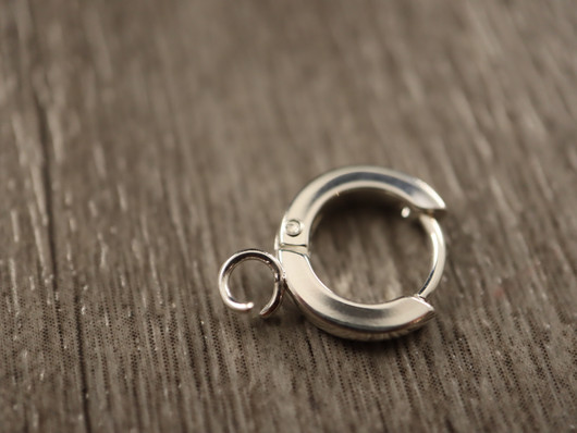 Korvakorurengas lenkillä, 11x2mm, kirkashopea/rst, 1pari