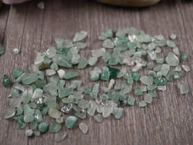 Kivisiruja aventuriini reiätön, n.2-8mm, vihreä, 10g n.170kpl
