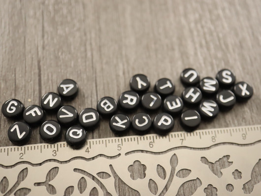 Kirjainhelmi A-Z, 7mm, musta, 1kpl