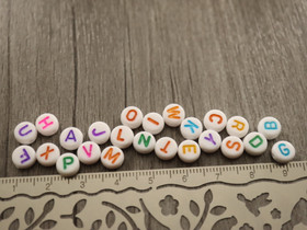 Kirjainhelmi A-Z, 7mm, moniväri, 1kpl