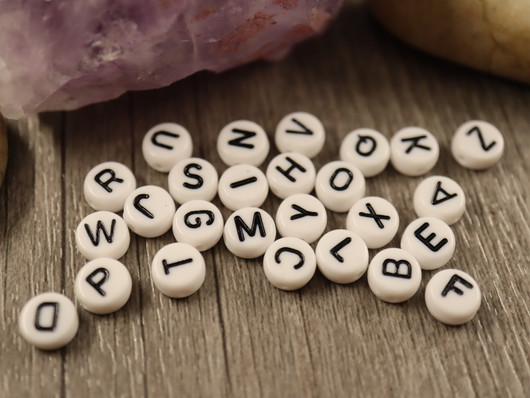 Kirjainhelmi A-Z, 7mm, valkoinen, 1kpl