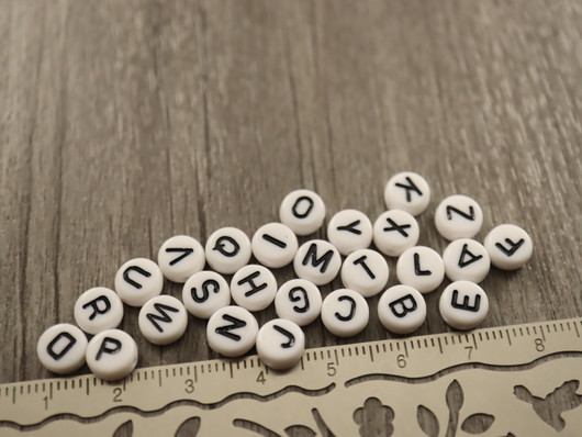 Kirjainhelmi A-Z, 7mm, valkoinen, 1kpl