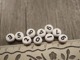 Numerohelmi 0-9, 7mm, valkoinen, 1kpl