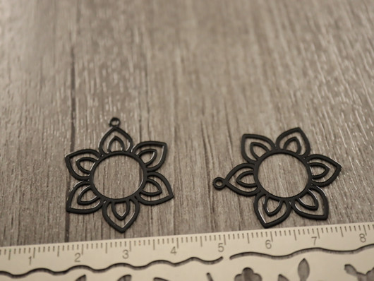 Kukkariipus, 30x24mm, musta, 1kpl