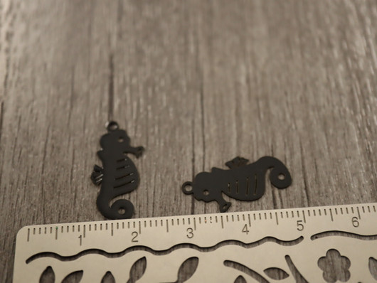 Merihevonenriipus, 21x10mm, musta, 1kpl