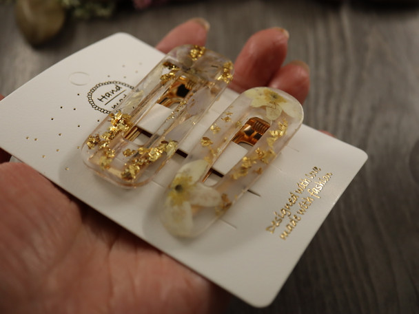 29.7. Näyttävästi esille – esittelytelineet, korukortit ja sellofaanipussit pelastavat pöytäkaaoksen