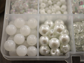 Akryyli-ja lasihelmilajitelma, 3-10mm, valkoinen, (n.700kpl) 1kpl