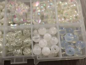 Akryyli-ja lasihelmilajitelma, 3-10mm, valkoinen, (n.700kpl) 1kpl