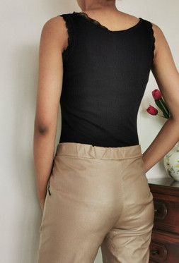 Karla pitsitoppi musta