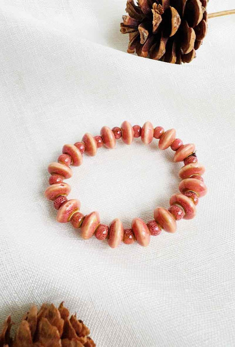 Keraaminen rannekoru helmet punainen