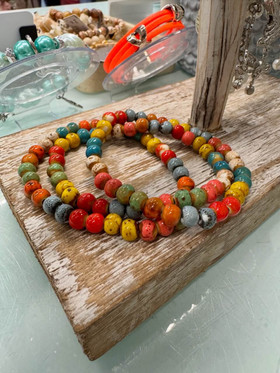 Keraaminen rannekoru monivärinen