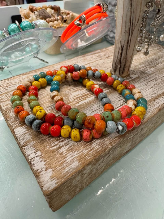 Keraaminen rannekoru monivärinen