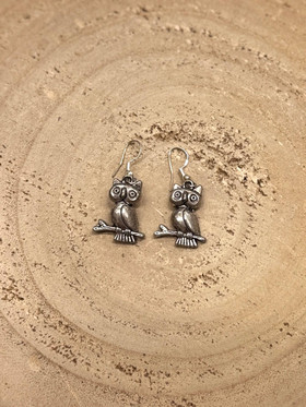 Roikkuvat pöllökorvakorut oksalla pienet