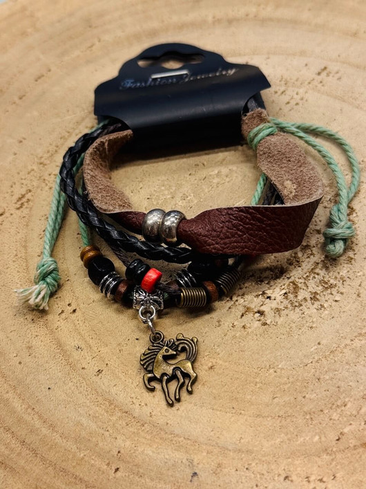 Monikerroksinen rannekoru hevonen