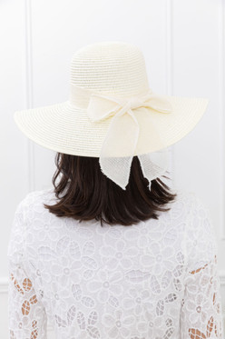 Olkihattu rusetilla luonnonvalkoinen