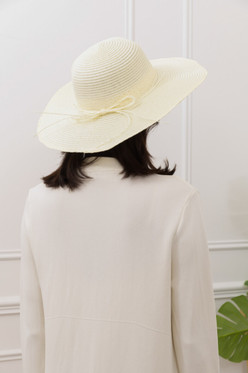 Olkihattu pikkurusetilla luonnonvalkoinen