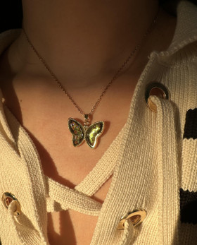 Vanessa kaulakoru perhonen