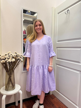 Tricana suomalainen pellavamekko frilla lila