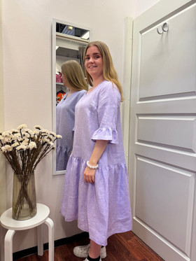 Tricana suomalainen pellavamekko frilla lila