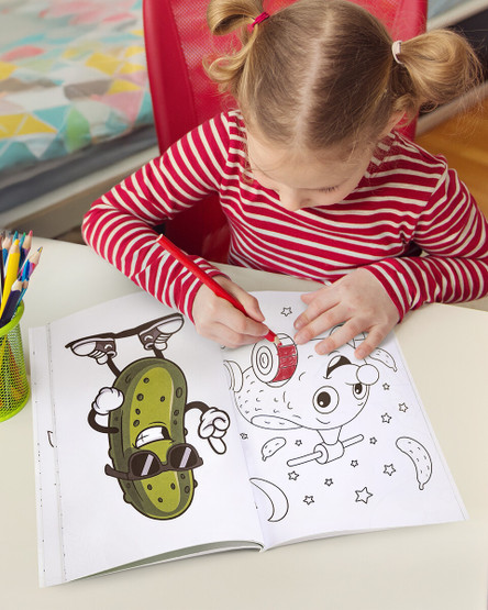 Kuueläin Kurkkumaasta värityskirja