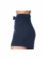 Navy siniset shortsit.