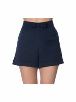 Navy siniset shortsit.