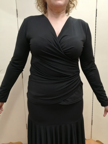 Pitkähihainen joustava musta pusero